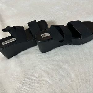 Black platform sandal